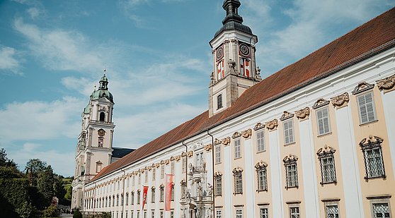 ©WGDDonauOberoesterreichTourismusGmbHCMVisuals
Donauradweg reloaded, Radfahrerinnen am Donauradweg Stift St. Florian